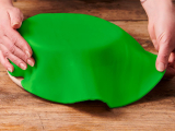 Ausgerollte Rollfondant-Decke Frühlingsgrün Durchmesser 36cm 430g Ausgerollte Rollfondant-Decke Frühlingsgrün Durchmesser 36cm 430g