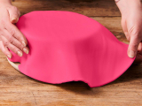 Ausgerollte Rollfondant-Decke Pink Durchmesser 36cm 430g Ausgerollte Rollfondant-Decke Pink Durchmesser 36cm 430g