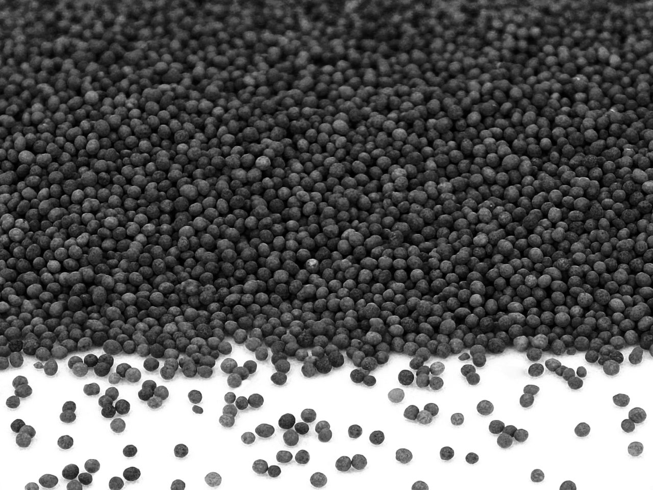 Mini-Perlen schwarz-glimmer 1,0kg