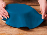 Ausgerollte Rollfondant-Decke blau Durchmesser 36cm 430g