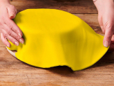 Ausgerollte Rollfondant-Decke gelb Durchmesser 36cm 430g